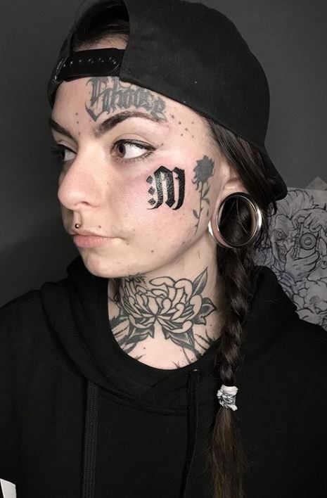 tatuagem mulher no rosto