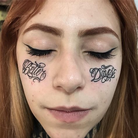 tatuagem no rosto feminino