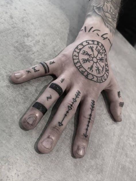 tatuagem viking dedos