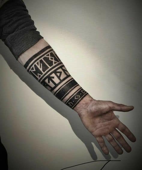 tatuagem viking no braco masculino