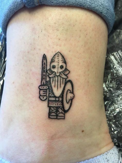 tatuagem viking pequena e minimalista