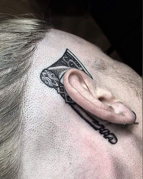 tatuagem viking pequena no pescoco