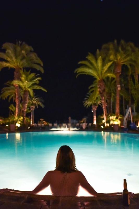 12 inspiracao para foto noturna na piscina Pexels