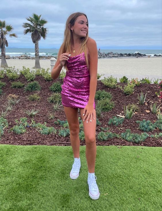 19 look com vestido curto de paete rosa e tenis Pinterest