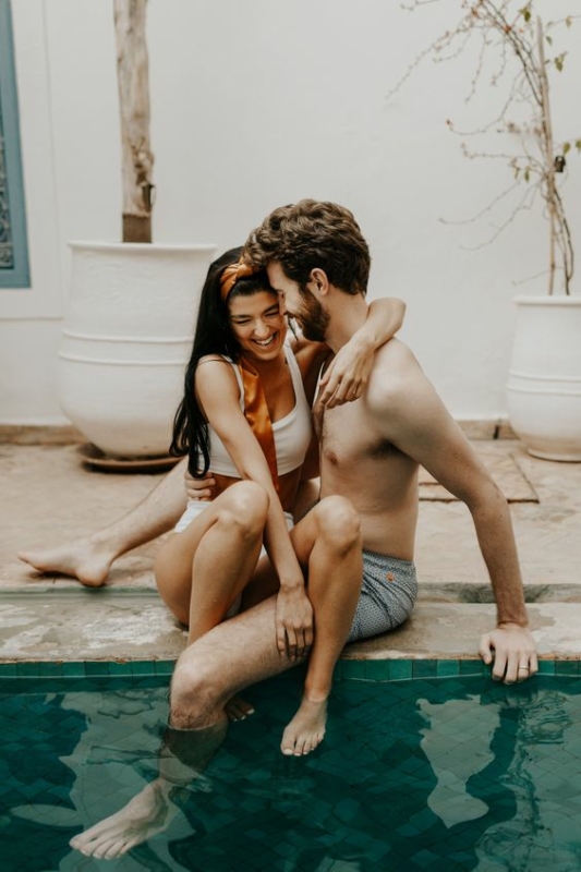 41 pose para foto com namorado na piscina Gina Paulson