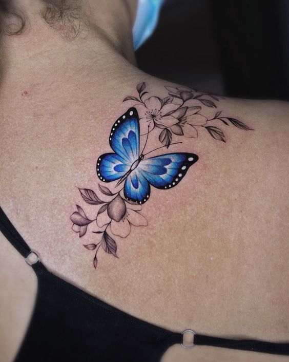 tatuagens de borboleta com flores