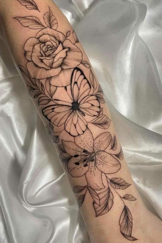 tatuagens de borboleta com flores