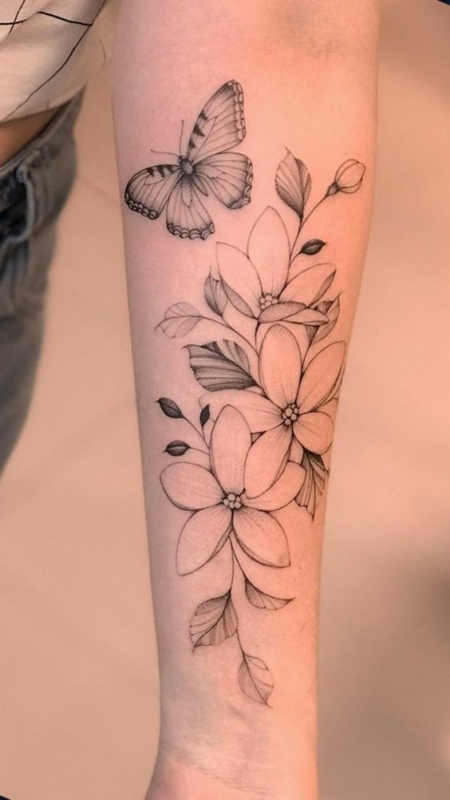tatuagens de borboleta com flores