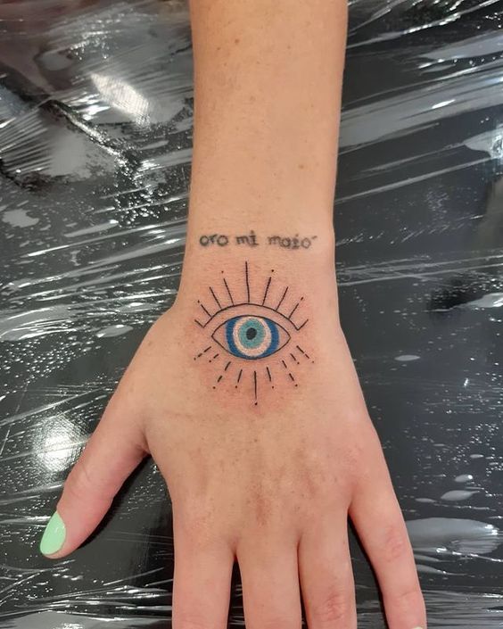 11 tattoo feminina de olho grego na mao Pinterest