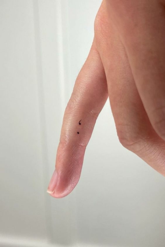 11 tattoo minimalista de ponto e virgula no dedo Pinterest