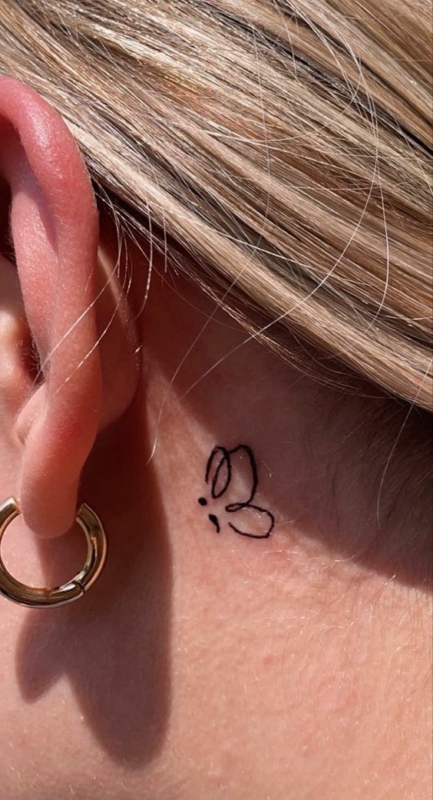 15 tatuagem minimalista de ponto e virgula com borboleta Pinterest