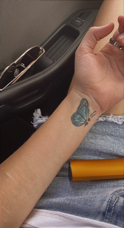 16 tattoo colorida de ponto e virgula com borboleta Pinterest