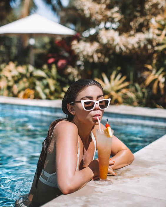 17 pose foto na piscina com drink Pinterest