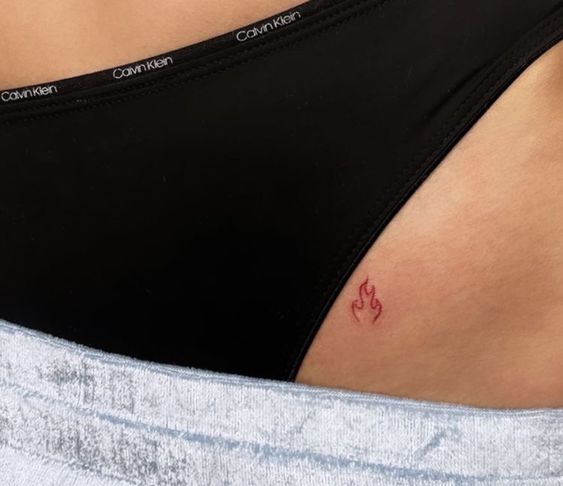 19 tattoo delicada de foguinho na virilha Pinterest