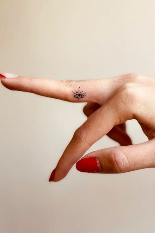 19 tatuagem feminina de olho grego no dedo Pinterest