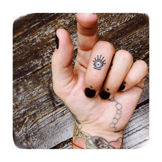 22 tattoo pequena olho grego no dedo Pinterest