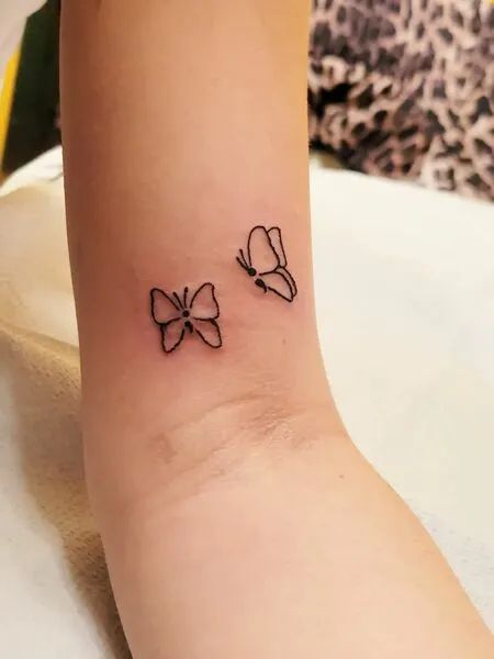 22 tatuagens pequenas ponto e virgula com borboleta Pinterest