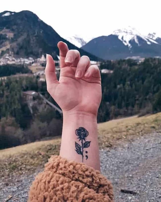 27 tatuagem ponto e virgula com rosa Pinterest