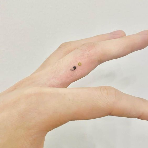 3 tattoo ponto e virgula no dedo Pinterest