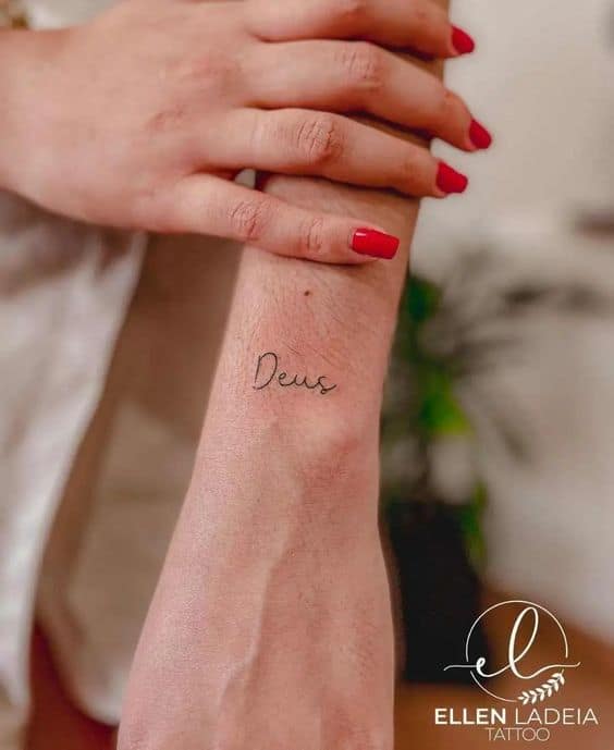 3 tatuagem Deus no braco Ellen Ladeia Tattoo