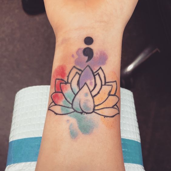 32 tattoo flor lotus com ponto e virgula Pinterest