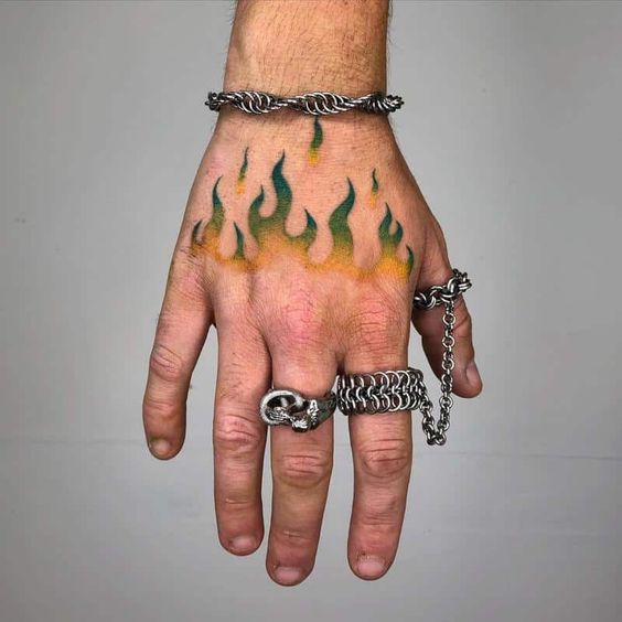 33 tatuagem de chamas de fogo na mao Pinterest