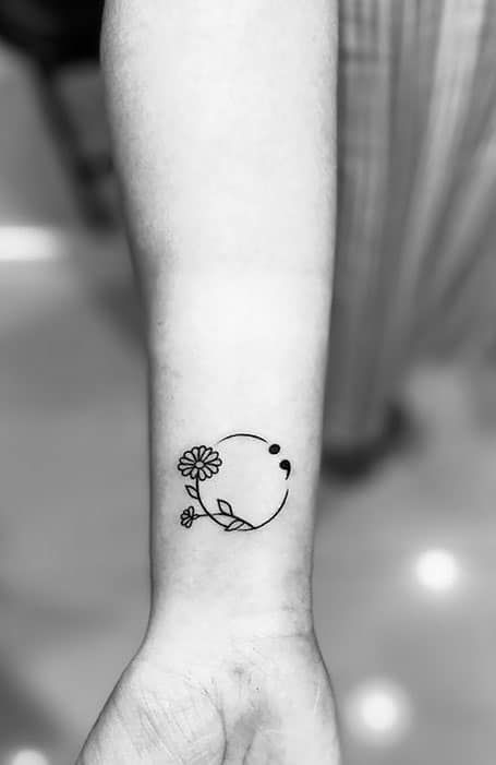 35 tattoo ponto e virgula com flor TheTrendSpotter
