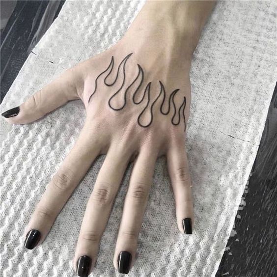 37 tatuagem feminina de fogo na mao Pinterest