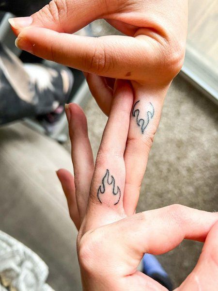 39 tatuagem no dedo de fogo Pinterest