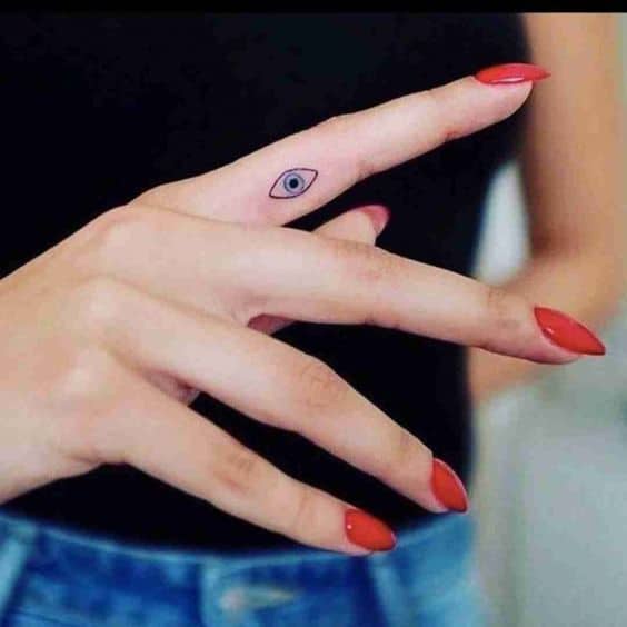 4 tattoo feminina olho grego no dedo @ jillory