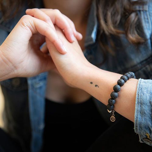 5 tatuagem minimalista ponto e virgula Pinterest