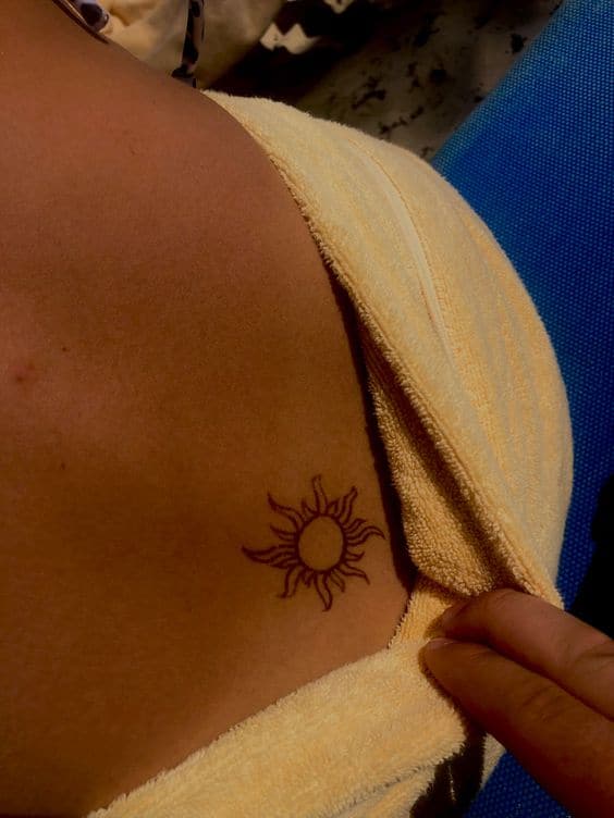 1 tattoo delicada de sol no cóccix Pinterest