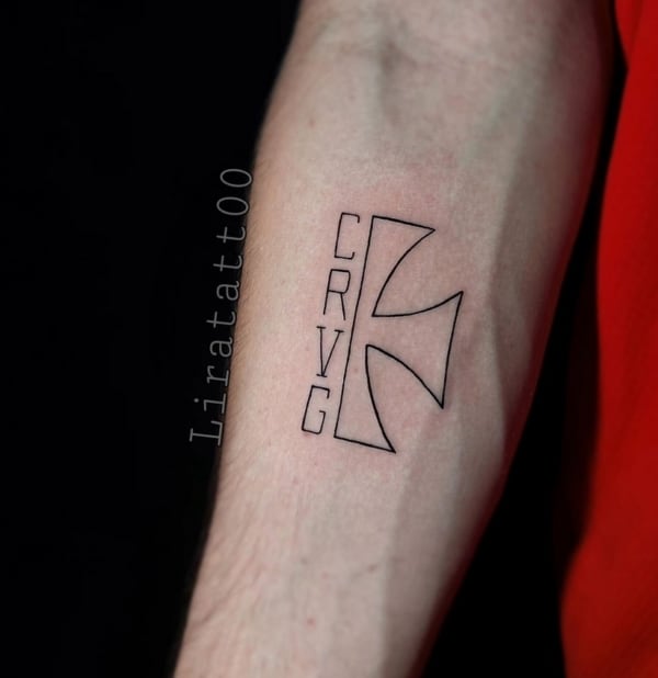 1 tatuagem minimalista Vasco no braço @liratatt00