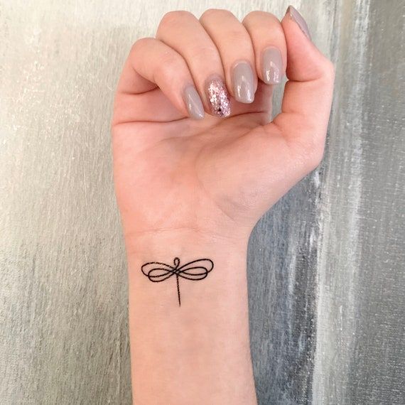 10 tatuagem minimalista de libélula no pulso Pinterest