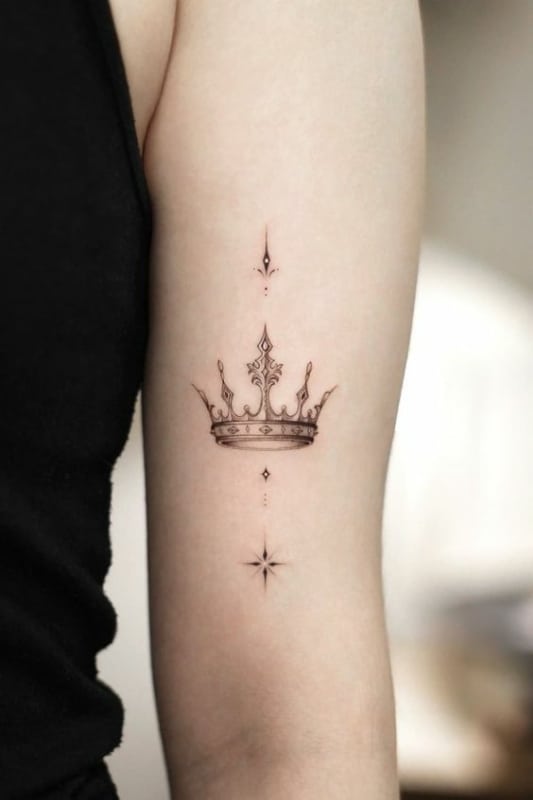 11 tattoo delicada de coroa no braço Pinterest