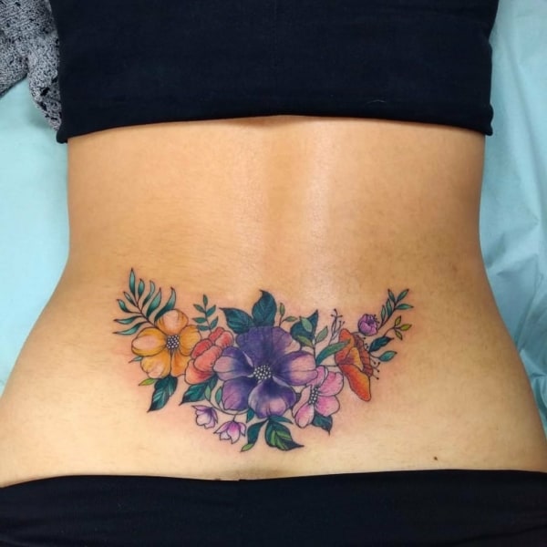 11 tatuagem flores coloridas cóccix Pinta Pieles Tattoo