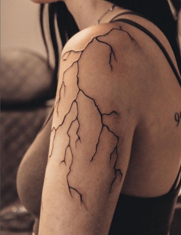 12 tattoo feminina de raio no braço @badbirdstuff