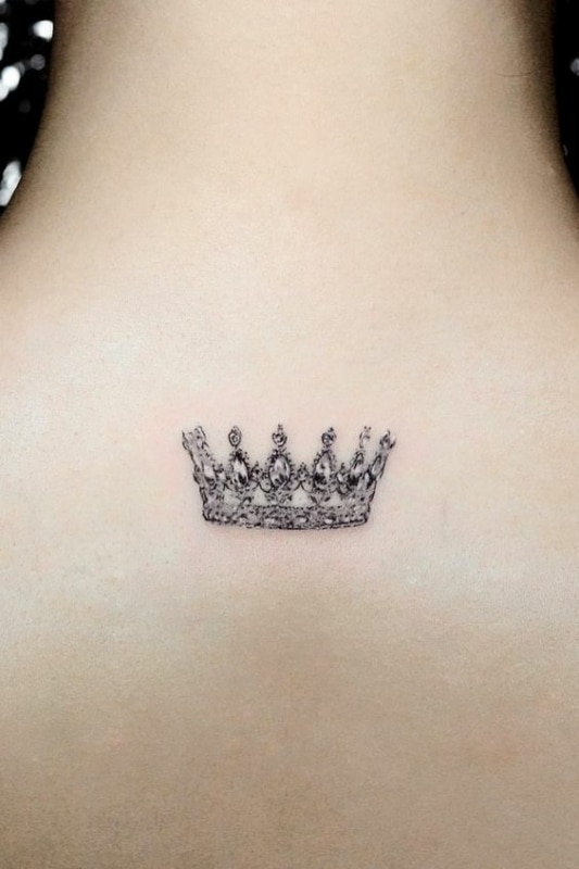 12 tatuagem delicada de coroa @jehftattooo