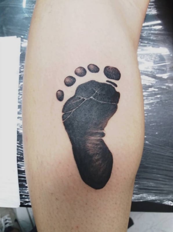 12 tatuagem simples pezinho de bebê @leandroinktattoo
