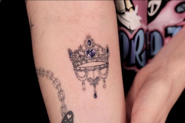 13 tattoo delicada de coroa @munsell tattoo