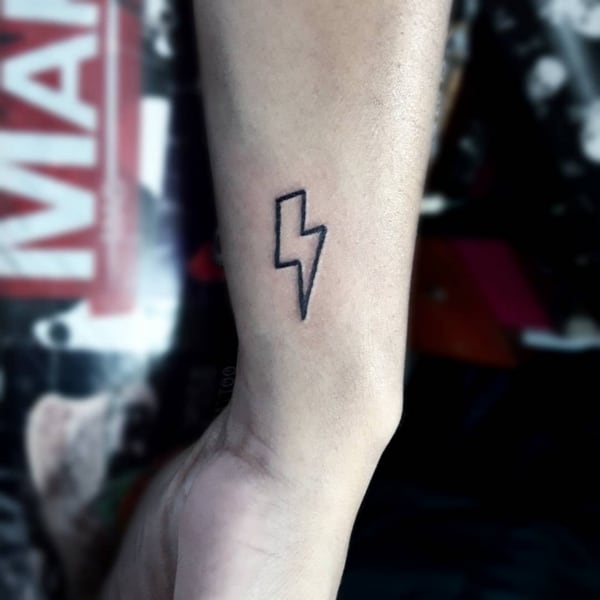 13 tattoo pequena de raio no braço @sharkk tattoo