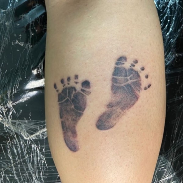13 tattoo pezinhos de bebê @thaiscasteluccitattoo