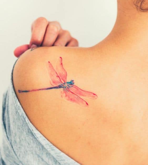 13 tatuagem delicada e colorida de libélula no omrbo Pinterest