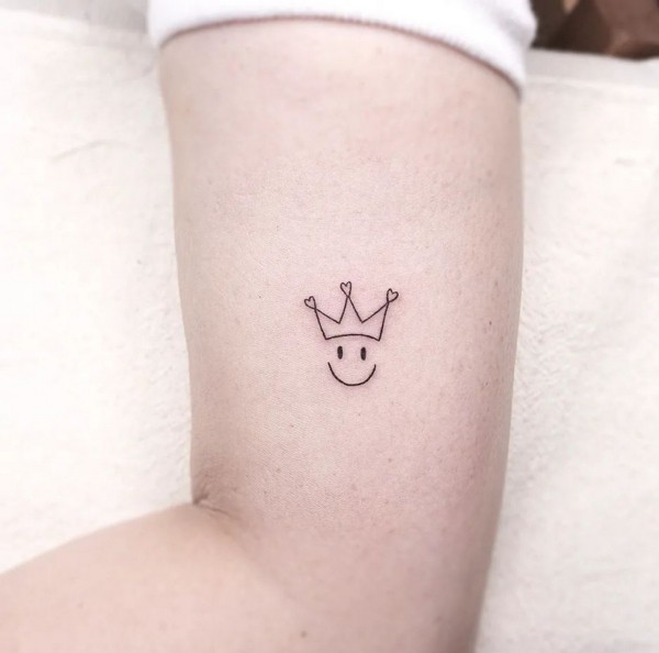14 tattoo pequena e delicada de coroa @gorae tattoo