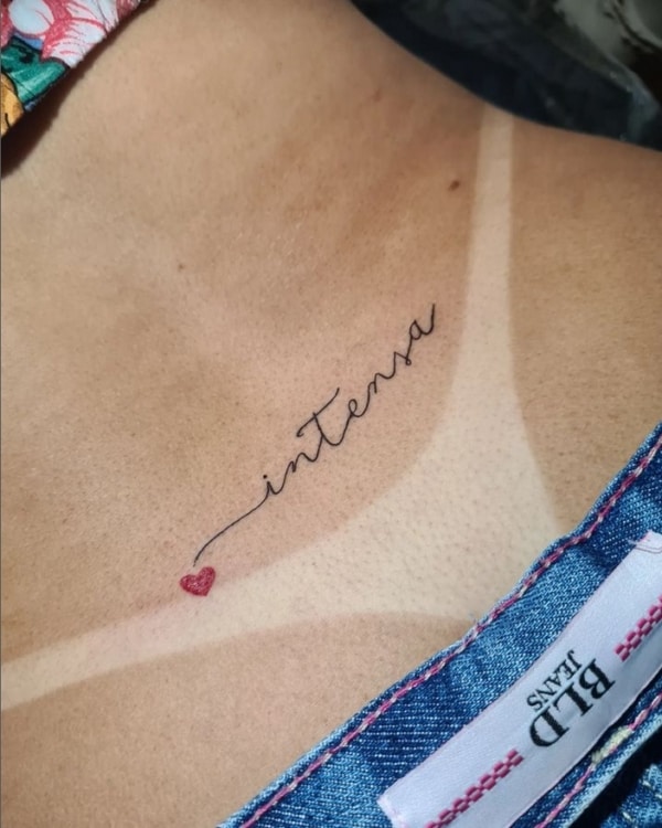 15 tattoo feminina no cóccix com palavra @luckytattoohouse
