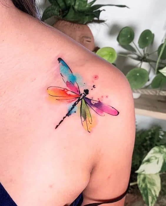 15 tatuagem colorida de libélula no ombro Pinterest