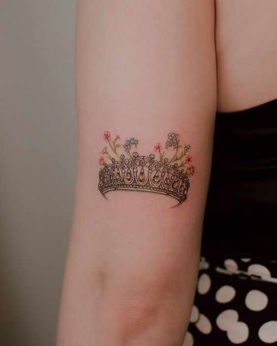 15 tatuagem delicada de coroa colorida Pinterest