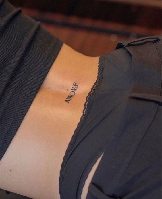 16 tattoo de palavra no cóccix Pinterest