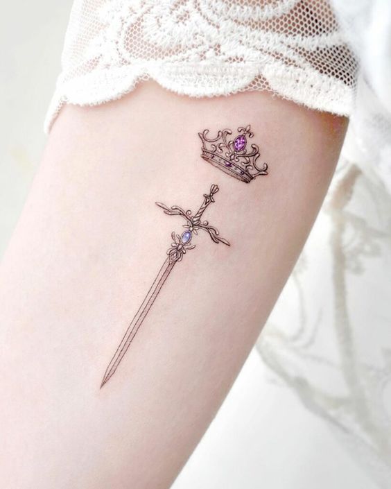16 tatuagem delicada de coroa com espada Pinterest