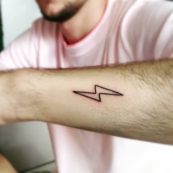 16 tatuagem minimalista de raio no braço @luis shampoo